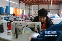 <b>山东阳信：“扶贫车间”建乡间 足不出村就挣钱</b>