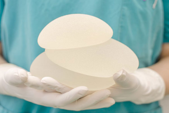 美女逗蛇被咬蛇死亡，蛇为鉴定假胸而硅胶中毒死亡(内附视频)