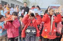 河南夏邑县：捐赠爱心图书 温暖留守儿童