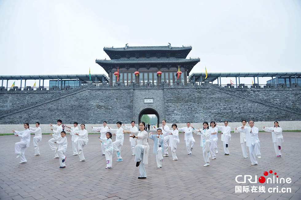 陈佳带领学员们扬州宋夹城习拳