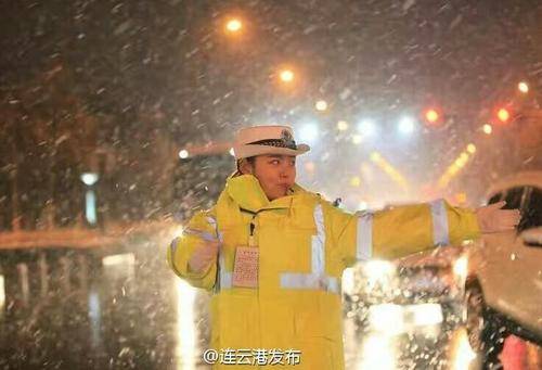 连云港最美女交警大雪中坚守岗位 网友称赞最美警花