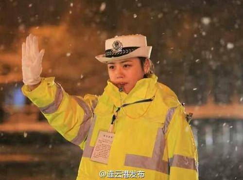 连云港最美女交警大雪中坚守岗位 网友称赞最美警花