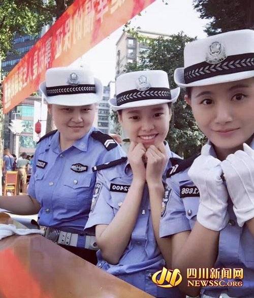 连云港最美女交警大雪中坚守岗位 网友称赞最美警花