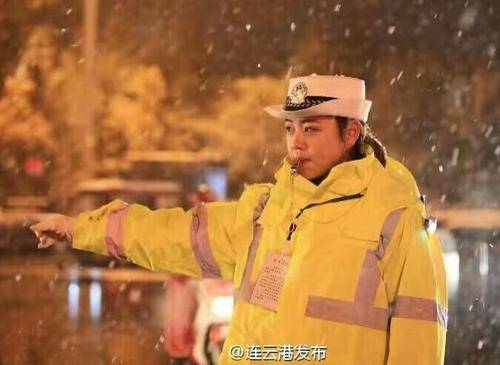 连云港最美女交警大雪中坚守岗位 网友称赞最美警花