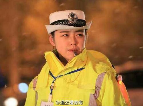 连云港最美女交警大雪中坚守岗位 网友称赞最美警花