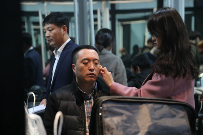 06 下午6点23分，直播嘉宾们进入化妆间。