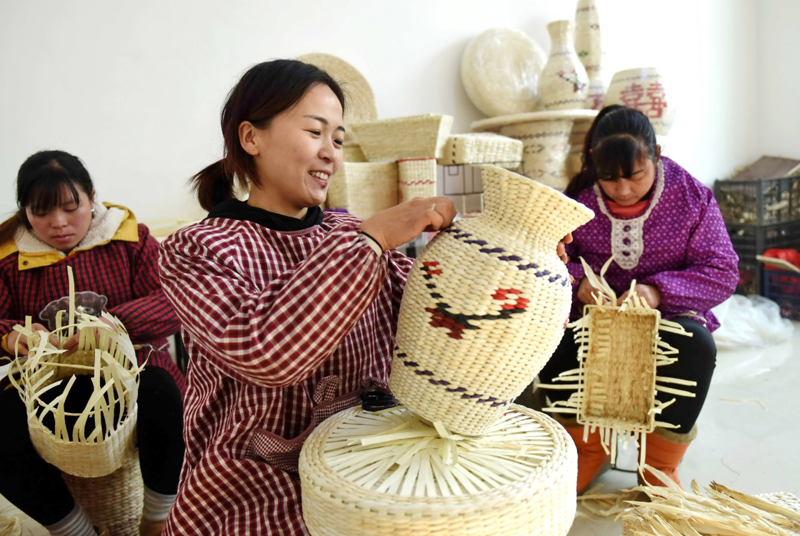 12月5日，柏乡县固城店镇固南村村民在制作草编工艺品。近年来，河北省柏乡县固城店镇固南村村委会引导农民将玉米秸秆、玉米皮“变废为宝”，加工制作手提袋、坐墩、储物架、茶几等草编工艺品。目前，固南村有100多人从事草编工艺品制作，年产值可达500万元。