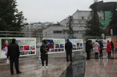 四川泸县举办“辉煌龙城”县城迁建20周年书法、摄影展