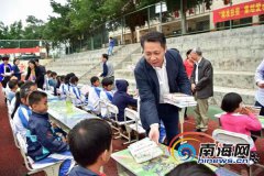 海南三亚精准扶贫圆“少儿居家书桌梦” 首批捐639张书桌