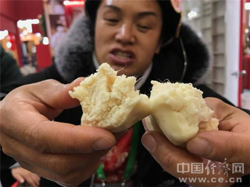 云南非物质文化遗产“水酥饼”入口即化，老师傅向中国经济网记者展示面团中的油丝，香甜绵软的口感全因这独特的传统工艺。中国经济网记者宋雅静 摄。