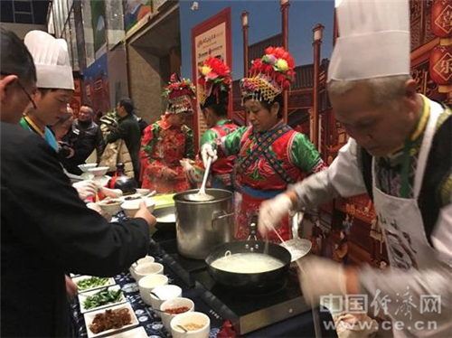 纯手工制作的巍山一根面展位前，集结了大量“吃货”，老师傅介绍称一碗面只有一根面条，长长的寓意长寿面，希望大家喜欢，丰富的佐料可以满足食客不同的口味需求，希望大家能去云南做客，爱上云南美食。