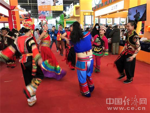 场馆内有舞者展示云南少数民族舞蹈，不少市民围观叫好。中国经济网记者宋雅静 摄。