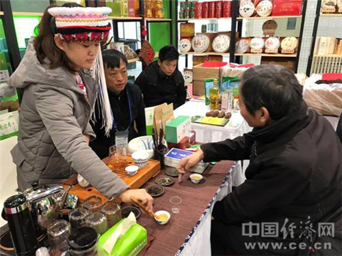 一位采购商经过多家品鉴，最终认定一款获得过特别金奖的茶叶，现场与茶商商议择日前往云南种植基地考察，展开合作。中国经济网记者宋雅静 摄。