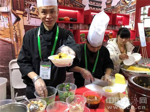 云南特色美食“豌豆粉”备受市民喜爱，厨师兴奋的向记者展示，称备下的豌豆粉都赶不上卖了，明天一定要多备点，北京市民太热情了。中国经济网记者宋雅静 摄。