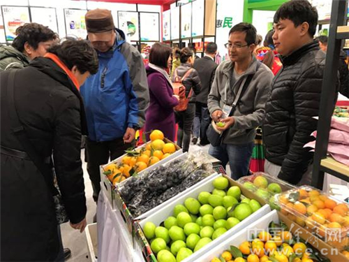不少市民采买云南水果，鲜美水灵的高原蔬果别具风味。中国经济网记者宋雅静 摄。