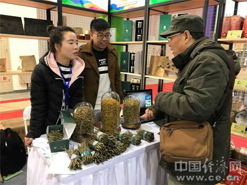 经过有机认证的云南野生高山铁皮石斛，以低于市价的优惠让利于市民，不少中老年市民积极购买，一位阿姨表示，服用效果好的会让家人于网上再采购的。 中国经济网记者宋雅静 摄。