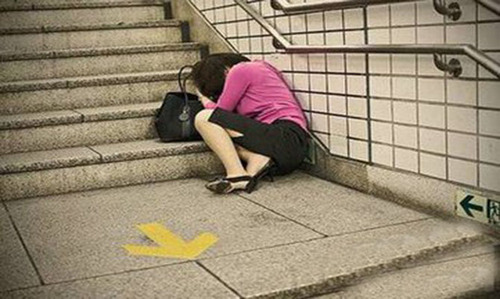 嗜赌女官员携公款逃亡3年 露宿街边不如流浪者