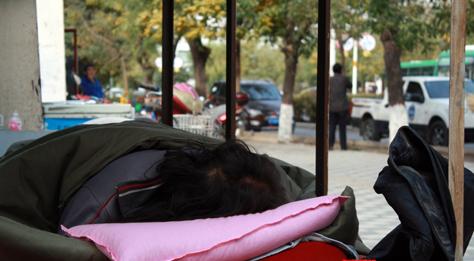 嗜赌女官员携公款逃亡3年 露宿街边不如流浪者