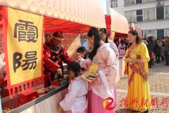 湖南炎陵县举办“古装大赶集”活动：“客官,您要点啥?”