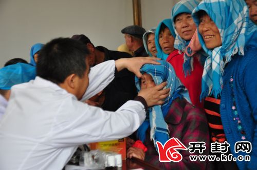 储进深入乡村义诊。