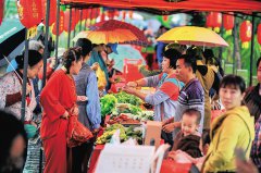 海南琼海塔洋镇农夫市集获游客和“候鸟”青睐