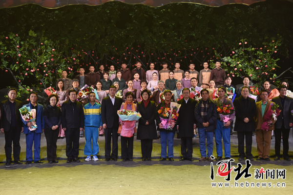 河北梆子现代戏《李保国》震撼首演