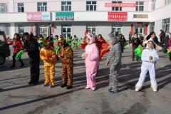 新疆：男女老少齐上阵，排练社火迎元宵