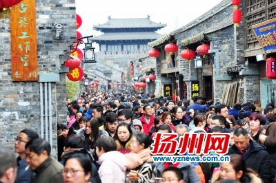 东关街客流如潮。刘江瑞摄 东关街客流如潮。刘江瑞摄