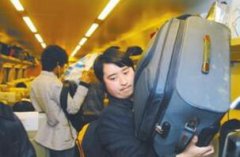 行李箱里“塞满爱”