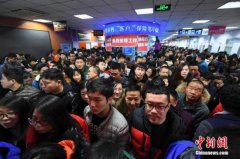 “毕业即工作”观念渐松绑 “慢就业”现象悄然兴起