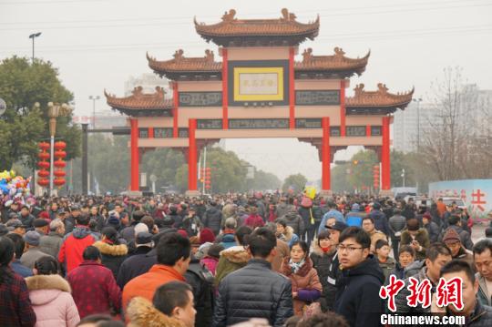 泰伯庙会恢复民俗巡游 百姓赞“有年味”(组图)