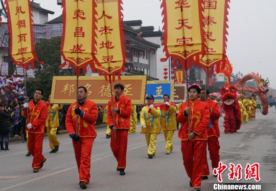 泰伯庙会恢复民俗巡游 百姓赞“有年味”(组图)