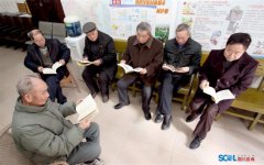 四川泸州八旬老人自办“健康书屋”获赠百本廉洁新书