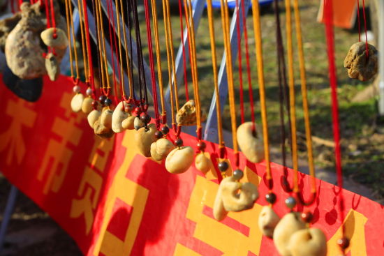 穿天节上，展出的穿天石(又名窿眼石) 涂玉国摄影