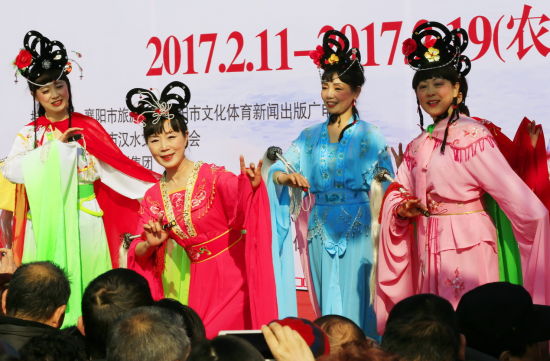 襄阳民间剧团演绎的穿天节传说 (涂玉国摄影)