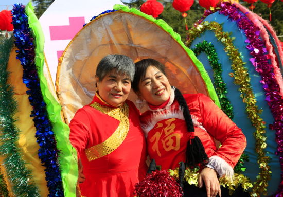 穿天节上两名老人扮演的蚌壳(涂玉国摄影)