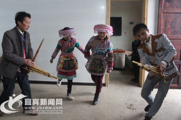 平时熊永伦和女婿以及家人都会来一段苗族舞。（宜宾新闻网 曾江 摄）