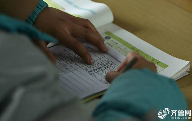 2个老师7个娃 既当校长又当老师坚守32年(图)