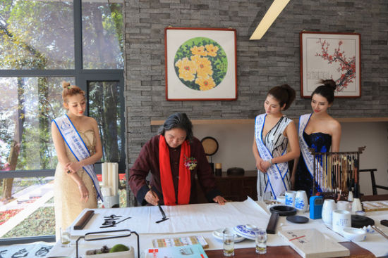 环球旅游小姐助力赵军牡丹艺术馆丫山开幕