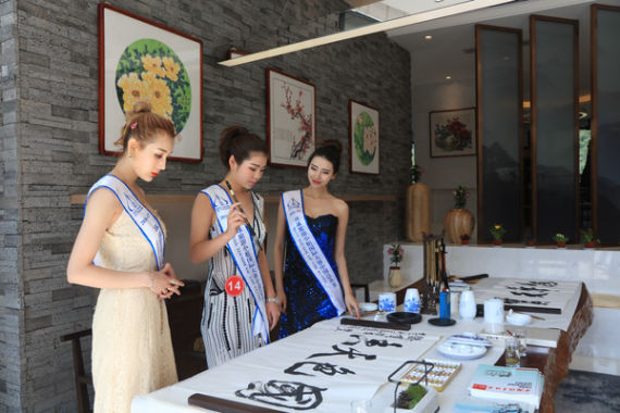 环球旅游小姐助力赵军牡丹艺术馆丫山开幕