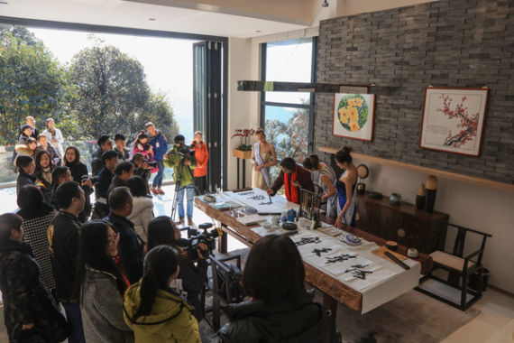 环球旅游小姐助力赵军牡丹艺术馆丫山开幕