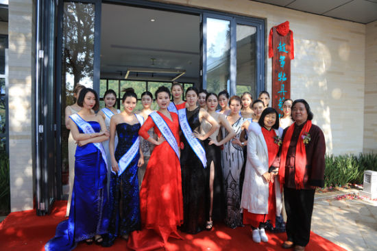 2016--2017环球旅游小姐们的亮相更是惊艳了开幕式，与赵军大师笔下的牡丹画作共处画院之中，可谓国色天香、熠熠生辉。