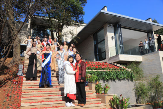 环球旅游小姐助力赵军牡丹艺术馆丫山开幕