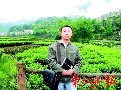     张义波经常跑到田间地头进行调查。
    本版图片 《东江时报》采集
