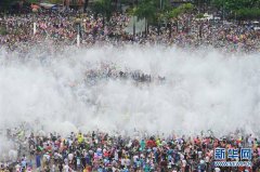 云南西双版纳：万人欢度泼水节