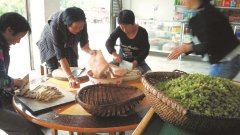 <b>四川各地热闹过端午 平乐古镇亚洲最长竹编龙舞起来</b>