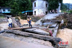 <b>江西修水：洪灾致基础设施损毁严重 灾区学生爬梯上学</b>