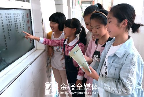 课间，孩子们在走廊上读诗