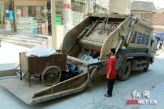 湖南隆回：压缩式垃圾清运车“亮相”乡镇(图)