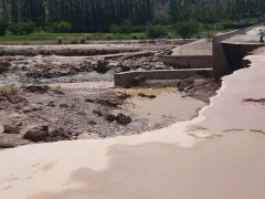 新疆：乌恰县乡镇遭暴雨型洪水袭击